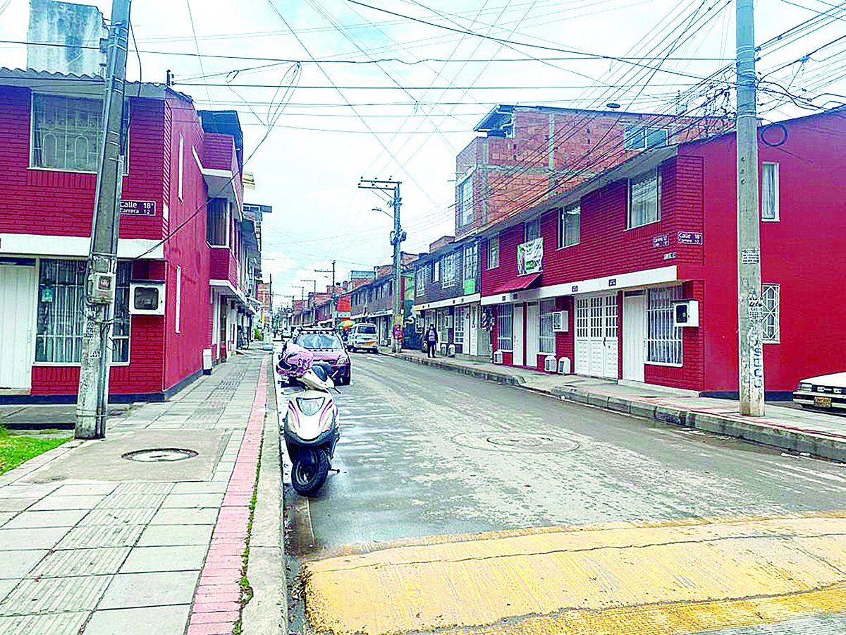 EN VIDEO: Denuncian a mujer por indignante maltrato a niño en Soacha 1 EN VIDEO: Denuncian a mujer por indignante maltrato a niño en Soacha Después de que a través de redes sociales se hiciera viral un video en el que se observa el maltrato de una presunta docente hacia un menor de edad, las autoridades encendieron las alarmas, llegaron hasta la casa en donde funcionaba supuestamente el jardín y le abrieron una investigación a la implicada en el hecho.