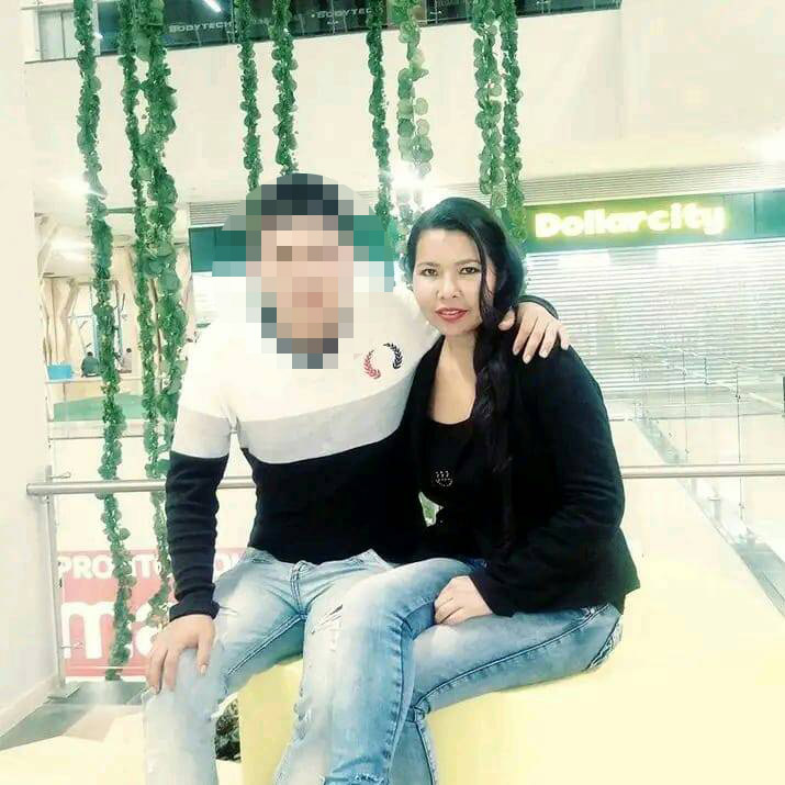 A María la asesinó su pareja en Soacha Los habitantes del sector de Casa Loma, en el municipio de Soacha, no salen todavía de su asombro y de la tristeza al enterarse de la lamentable muerte de una mujer que fue asesinada a manos de su pareja sentimental el fin de semana.