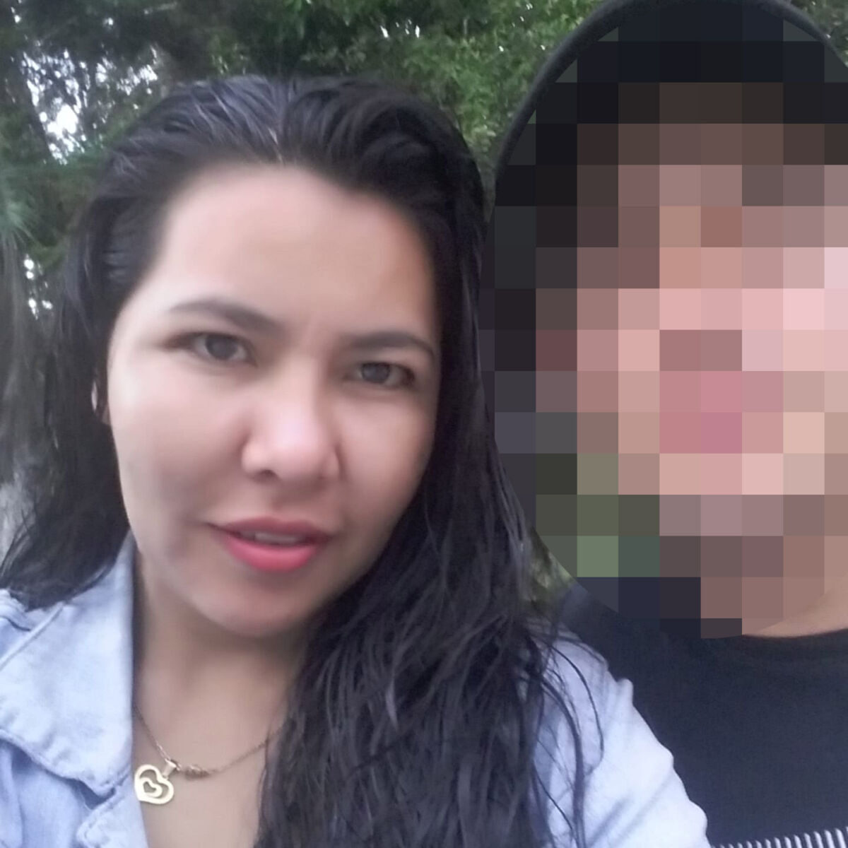 A María la asesinó su pareja en Soacha Los habitantes del sector de Casa Loma, en el municipio de Soacha, no salen todavía de su asombro y de la tristeza al enterarse de la lamentable muerte de una mujer que fue asesinada a manos de su pareja sentimental el fin de semana.