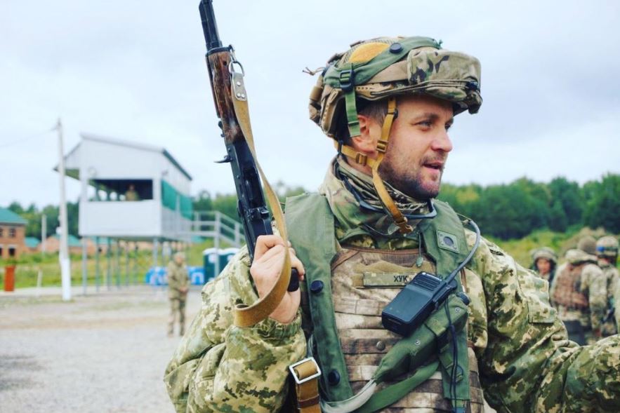El sensacional baile de soldado ucraniano en TikTok Por medio de la red social TikTok, se conoció la conmovedora historia del soldado ucraniano Alex Hook, quien realiza numerosos bailes para que su pequeña, que se encuentra refugiada por la guerra, sepa que su padre aún sigue con vida.