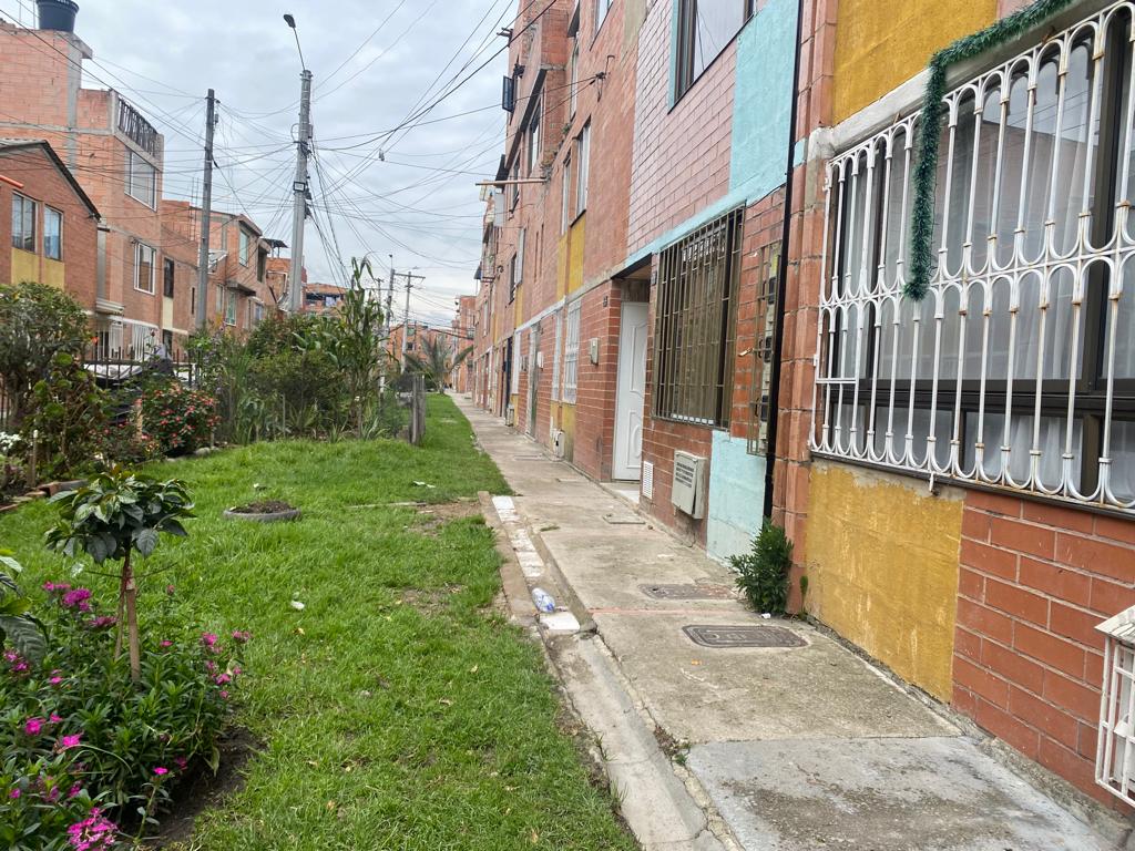 Misterio por muerte de jovencita embarazada en Suba 1 Misterio por muerte de jovencita embarazada en Suba Nadie sabe cómo fueron los últimos momentos de esta joven antes de que fuera hallada sin vida en su vivienda ubicada en el barrio Fontanar de la localidad de Suba. Todos se preguntan lo que sucedió, la tarde de este miércoles, después de que el conjunto se convirtiera en escenario del levantamiento del cuerpo de la joven de 21 años en horas de la noche.