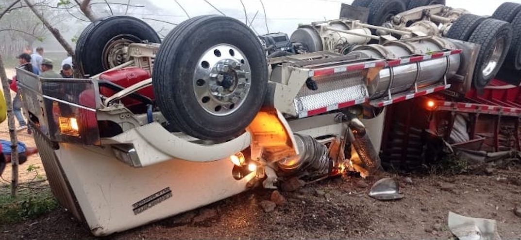 ¡Qué indolentes! Saquearon tractomula volcada con el conductor muerto al lado Una tractomula se volcó este jueves en Sincelejo (Sucre), en el sector El Bongo, al parecer por un microsueño que tuvo el conductor, quien infortunadamente falleció en el momento; además, su esposa y su hija de un año, que lo acompañaban en el vehículo, se encuentran en grave estado de salud.