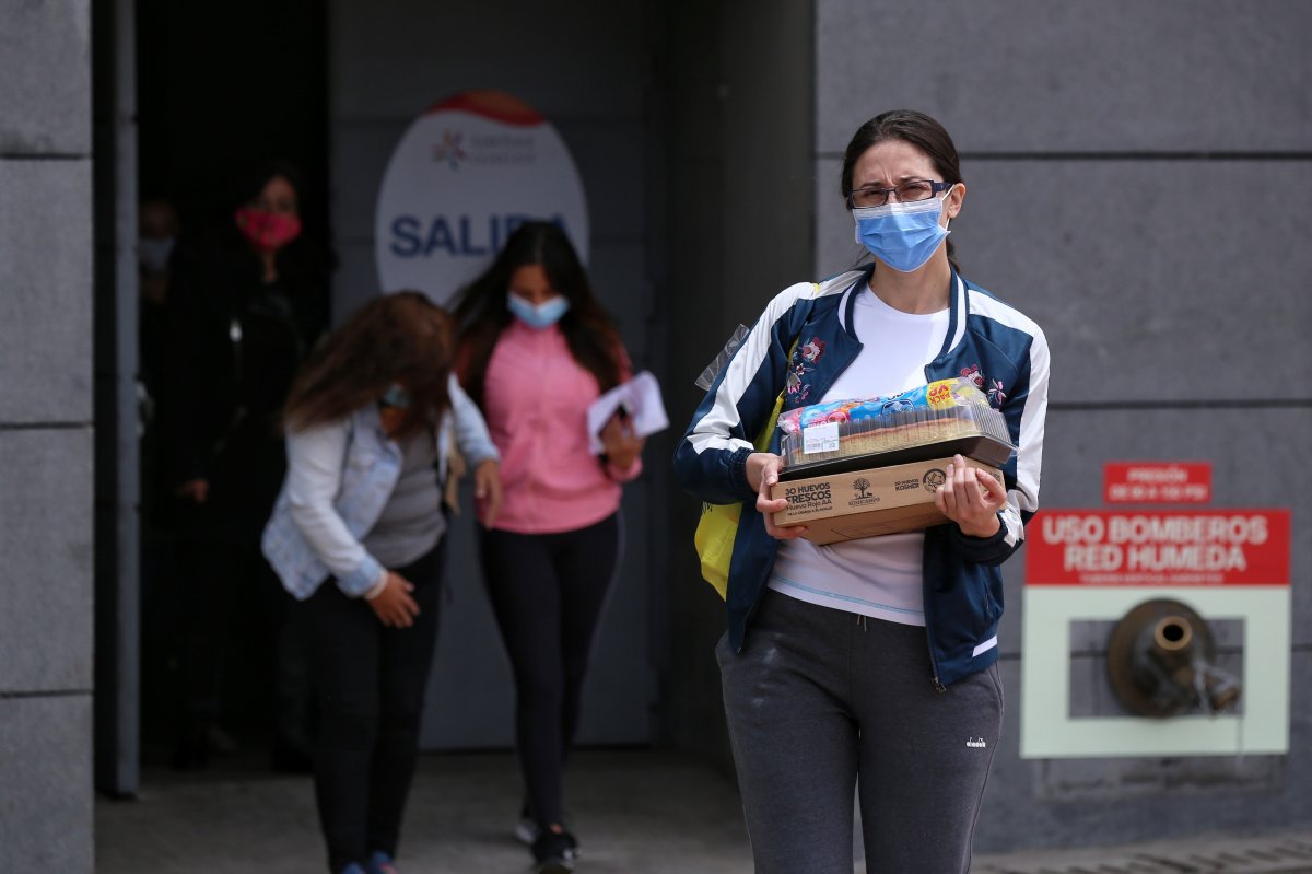 Desde hoy no es obligatorio el uso de tapabocas en espacios abiertos 2 Desde hoy no es obligatorio el uso de tapabocas en espacios abiertos Luego del anuncio hecho la semana pasada por la alcaldesa de Bogotá, Claudia López, en el que indicó que se dejará de usar el tapabocas en la ciudad en espacios abiertos, la medida comenzó a regir a partir de este martes primero de marzo.