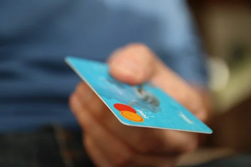 Débito o crédito: ¿cuál tarjeta le conviene más? Seguro muchas veces lo ha asaltado la duda de si es mejor pagar con su tarjeta débito o con la de crédito. Qué dilema, ¿no? Cuando esté indeciso y no sepa qué hacer compare los beneficios de cada una y encontrará una respuesta. ¡Empecemos!