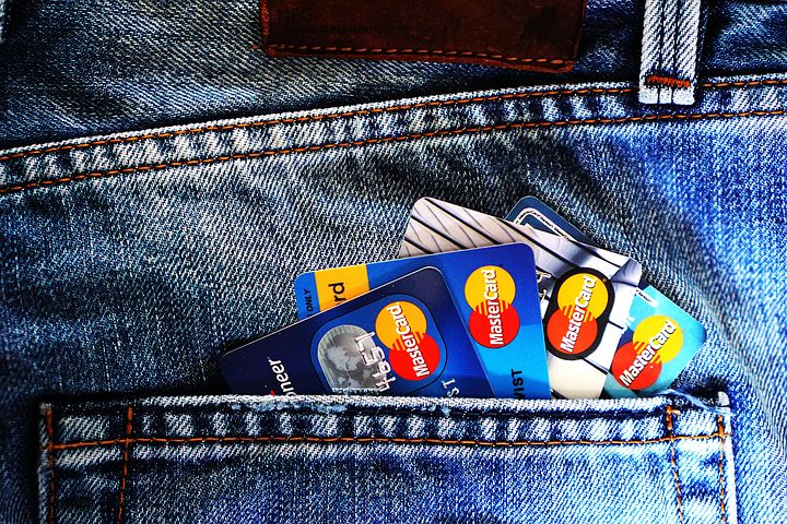 Débito o crédito: ¿cuál tarjeta le conviene más? 3 Débito o crédito: ¿cuál tarjeta le conviene más? Seguro muchas veces lo ha asaltado la duda de si es mejor pagar con su tarjeta débito o con la de crédito. Qué dilema, ¿no? Cuando esté indeciso y no sepa qué hacer compare los beneficios de cada una y encontrará una respuesta. ¡Empecemos!