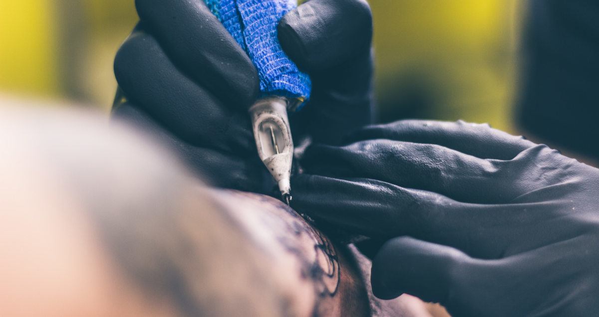 Se tatuó nombre de desconocido en una borrachera En unas alocadas vacaciones en Magaluf (España) junto a sus amigas, Kaylie Williams y sus acompañantes se pasaron de copas una noche en la que conocieron a un grupo de muchachos de Cardiff (Gales), que habían viajado allí para una despedida de soltero.