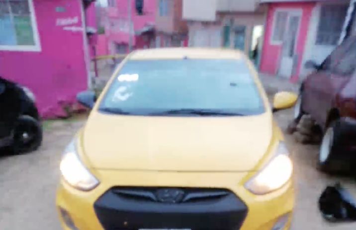Él era Jhon Fredy, el taxista asesinado por atraco en Ciudad Bolívar Jhon Fredy Quiceno López presintió que algo podía pasarle al ver los callejones angostos rodeados por casitas de color rosado en la parte alta de la loma, por eso tomó su celular y envió un audio al grupo de taxistas al que pertenecía, diciéndoles dónde estaba y lo que estaba ocurriendo. Sus colegas le contestaron aconsejándole que saliera de allí, pero el joven ya no podía cambiar de opinión. Dos minutos después, un criminal le disparó.