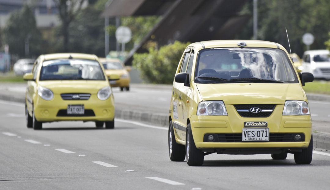 Capturan a pillos que estaban robando a taxista en San Cristóbal 1 Capturan a pillos que estaban robando a taxista en San Cristóbal La inseguridad en Bogotá continua, esta vez se presentó en el barrio Guacamayas de la localidad de San Cristóbal, donde tres pillos fueron capturados luego de ser sorprendido robando a un taxista que se encontraba por la zona.