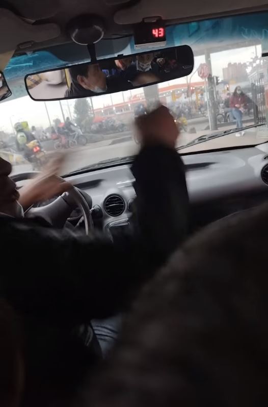 EN VIDEO: Taxista agredió a sus pasajeras porque le pidieron cambiar la ruta Por medio de las redes sociales se dio a conocer la denuncia de Laura Ramos, una joven que en video registró como un taxista la agredió a ella, a su mamá y a dos menores de edad que las acompañaban. La agresión se presentó, de acuerdo con la denuncia, por solicitarle al conductor del 'amarillo' que cambiara la ruta que iba a tomar para llevarlos a su destino.
