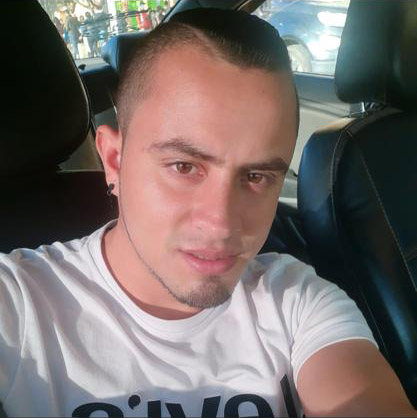 Él era Jhon Fredy, el taxista asesinado por atraco en Ciudad Bolívar Jhon Fredy Quiceno López presintió que algo podía pasarle al ver los callejones angostos rodeados por casitas de color rosado en la parte alta de la loma, por eso tomó su celular y envió un audio al grupo de taxistas al que pertenecía, diciéndoles dónde estaba y lo que estaba ocurriendo. Sus colegas le contestaron aconsejándole que saliera de allí, pero el joven ya no podía cambiar de opinión. Dos minutos después, un criminal le disparó.