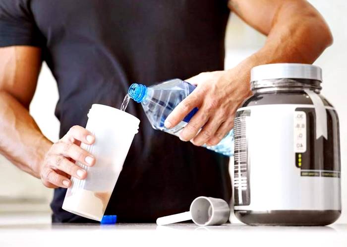 Entrenador murió de sobredosis al calcular mal el suplemento proteínico Thomas Anthony Mansfield, quien se desempeñaba como entrenador personal, murió tras calcular mal el suplemento deportivo que tomaba para mejorar su rendimiento. El hombre de 29 años tuvo una sobredosis de cafeína de manera accidental.