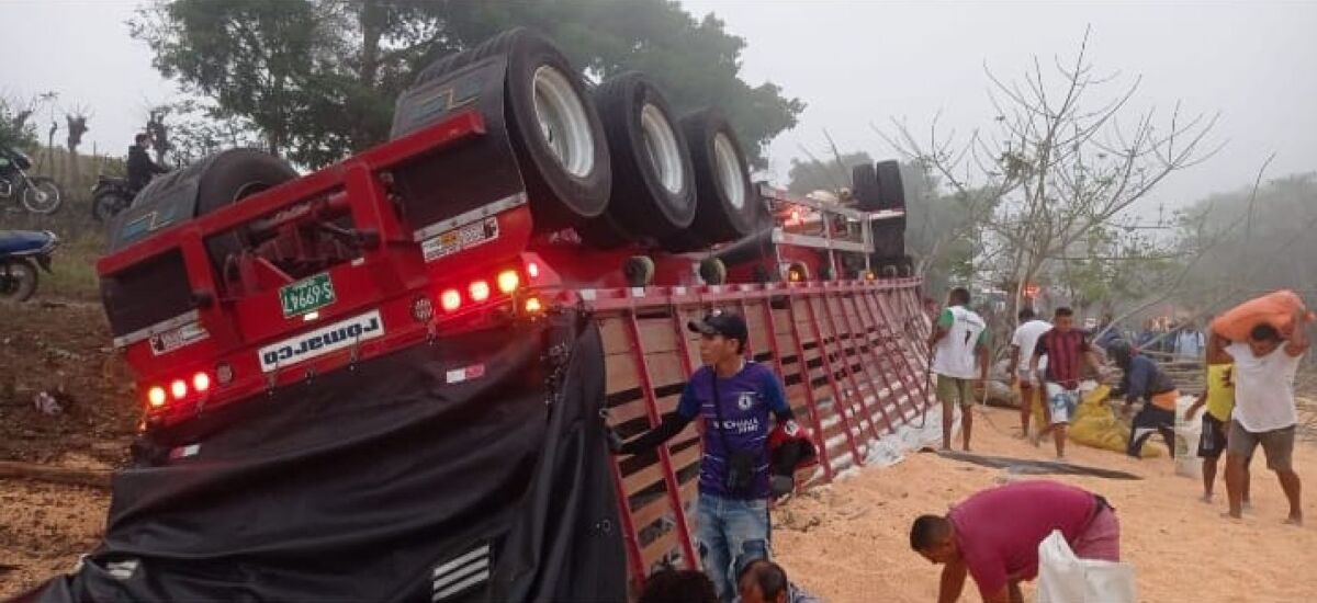 ¡Qué indolentes! Saquearon tractomula volcada con el conductor muerto al lado Una tractomula se volcó este jueves en Sincelejo (Sucre), en el sector El Bongo, al parecer por un microsueño que tuvo el conductor, quien infortunadamente falleció en el momento; además, su esposa y su hija de un año, que lo acompañaban en el vehículo, se encuentran en grave estado de salud.