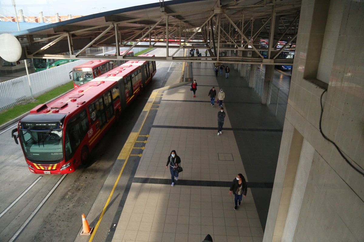 Se estudia medida para enviar a colados de TM a prisión Los colados en TransMilenio han sido todo un dolor de cabeza para el Distrito, y es que aunque se han intentado tomar medidas para acabar con esta problemática, esto parece no tener fin. Según las cifras de TransMilenio, el año pasado se impusieron 75 mil comparendos a los colados.