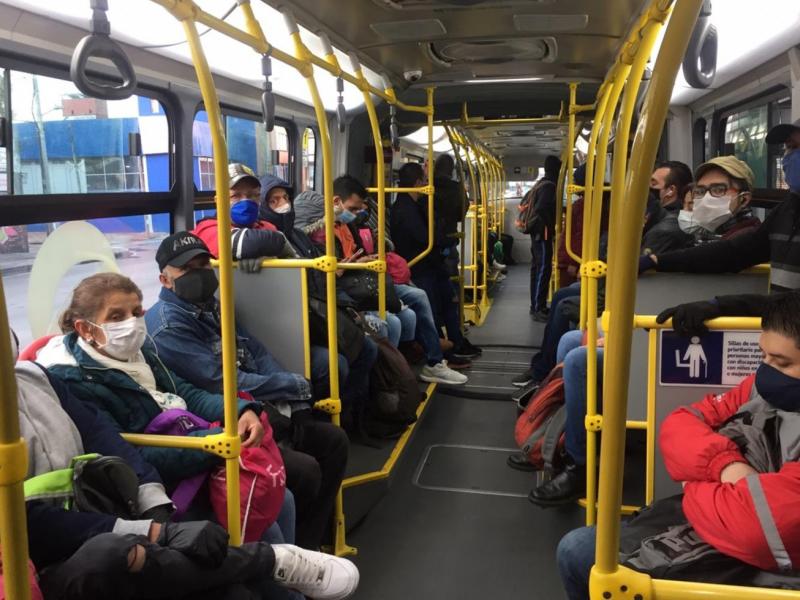 Pillos robaron a pasajero de TM y hasta sin zapatos lo dejaron 1 Pillos robaron a pasajero de TM y hasta sin zapatos lo dejaron Un pasajero de TransMilenio fue víctima de una banda de delincuentes que lo abordaron cuando salía de una estación, y según contó el joven, hasta los zapatos le quitaron. El caso se presentó en la calle 187 con Autopista Norte, en la localidad de Usaquén.
