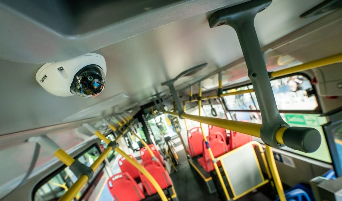 Entran a Bogotá 406 nuevos buses 100% eléctricos Este miércoles la alcaldesa de Bogotá, Claudia López, anunció la incorporación de 406 nuevos buses 100% eléctricos para la flota de transporte público en Bogotá, con lo que se ayuda para evitar la circulación de más partículas contaminantes.