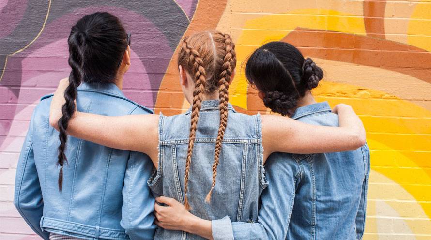 3 estilos para llevar el cabello a la moda 2 3 estilos para llevar el cabello a la moda Si hay un aspecto especial que puede cambiar el look de una mujer, es el cabello. Por eso cada tanto se actualizan las tendencias en el mundo de la moda, y en esta ocasión hablaremos de los peinados con los que a diario usted puede cambiar su estilo y verse más versátil.