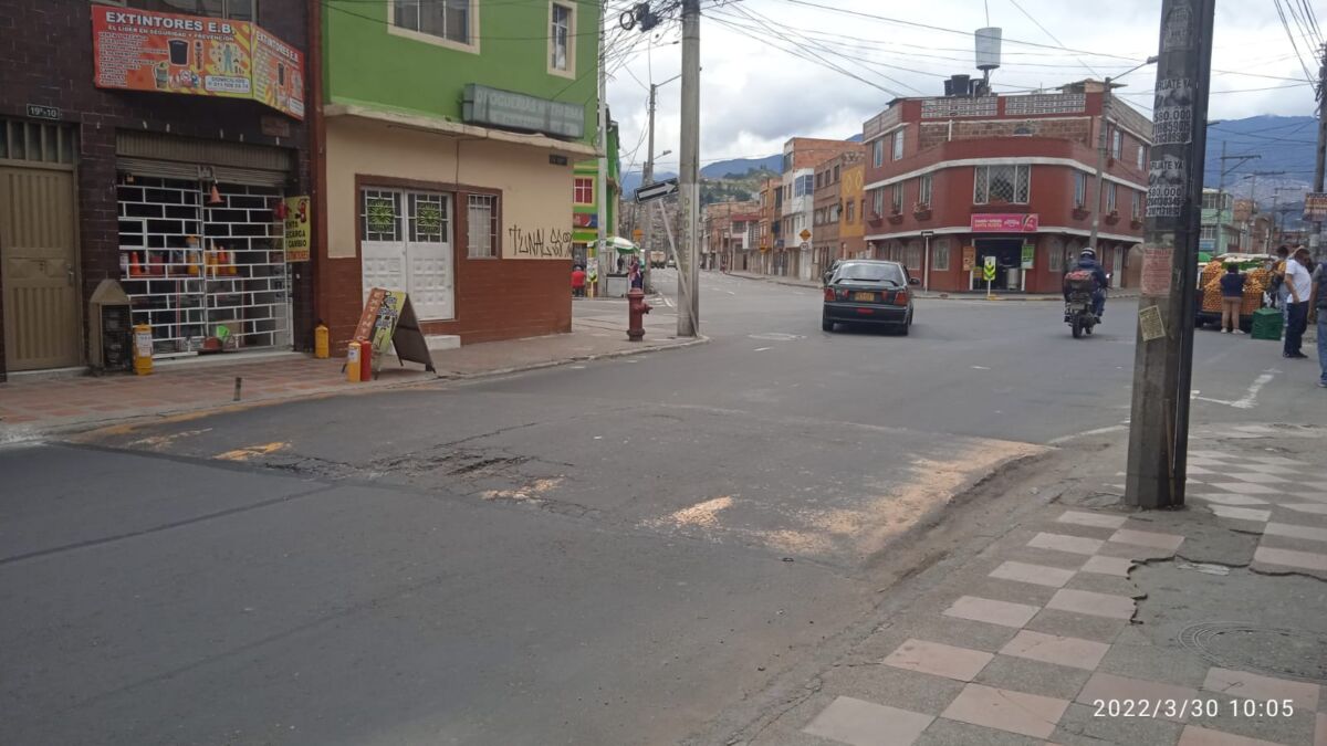Misterioso crimen con puñal en Tunjuelito Entre la angustia y la zozobra permanecen los habitantes del barrio San Carlos (en Tunjuelito), luego de que las autoridades realizaran la inspección de un cuerpo en plena vía pública la madrugada de este martes.