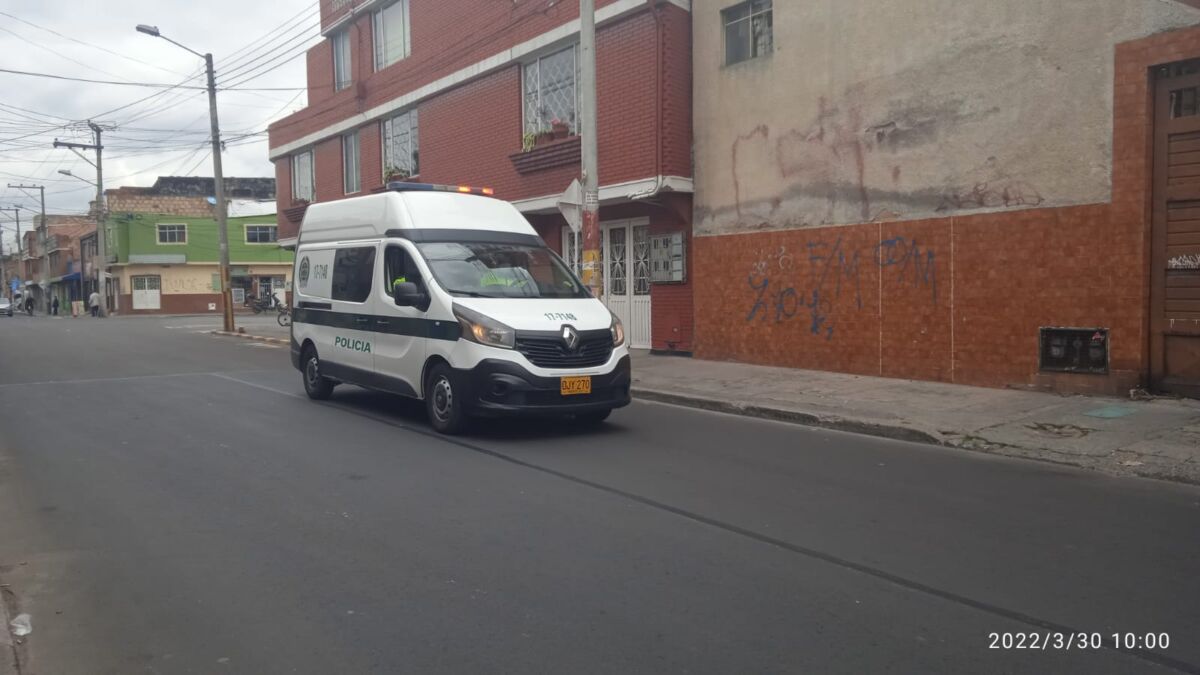 Misterioso crimen con puñal en Tunjuelito 6 Misterioso crimen con puñal en Tunjuelito Entre la angustia y la zozobra permanecen los habitantes del barrio San Carlos (en Tunjuelito), luego de que las autoridades realizaran la inspección de un cuerpo en plena vía pública la madrugada de este martes.