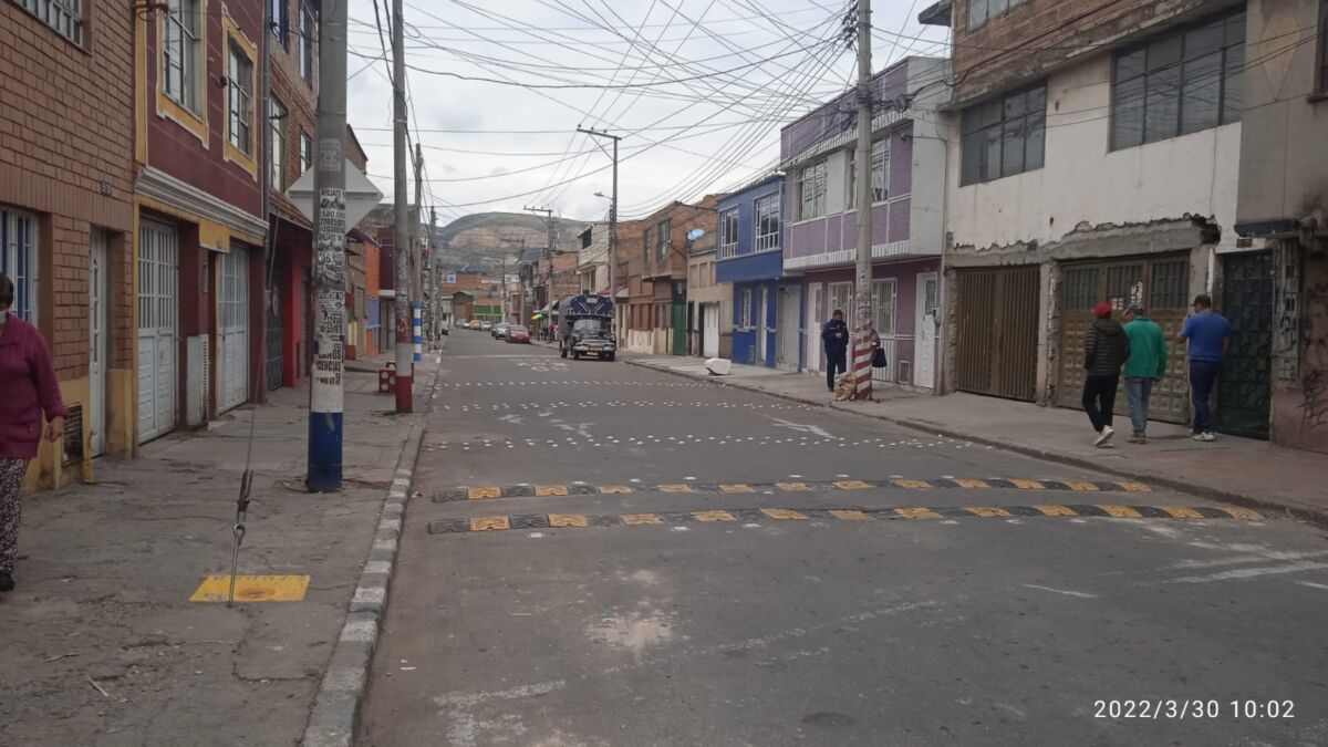 Misterioso crimen con puñal en Tunjuelito Entre la angustia y la zozobra permanecen los habitantes del barrio San Carlos (en Tunjuelito), luego de que las autoridades realizaran la inspección de un cuerpo en plena vía pública la madrugada de este martes.