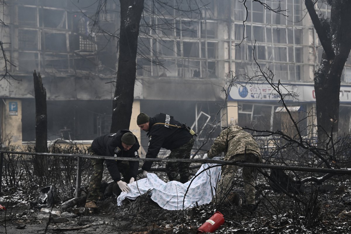 Tropas rusas matan a un periodista estadounidense cerca de Kiev 2 Tropas rusas matan a un periodista estadounidense cerca de Kiev Fuerzas rusas habrían matado al periodista estadounidense Brent Renaud en un ataque en Irpin, a las afueras de Kiev, según ha informado el jefe de la Policía de la región de Kiev, Andrii Nebitov, y recoge la prensa ucraniana.