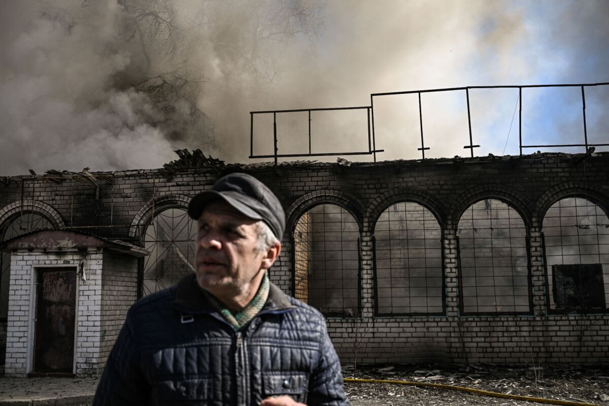 Ucrania denuncia nuevos ataques de Rusia sobre Kiev 3 Ucrania denuncia nuevos ataques de Rusia sobre Kiev El alcalde Kiev, Vitali Klitschko, denunció este jueves nuevos ataques de Rusia sobre la capital ucraniana, coincidiendo con la visita del secretario general de Naciones Unidas, Antonio Guterres, quien ha estado visitando la región antes de reunirse con el presidente, Volodimir Zelenski.