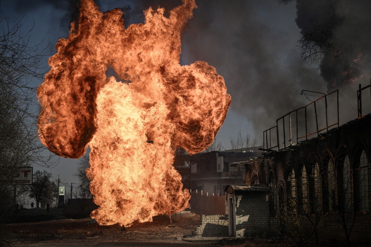 Bombardeo a teatro ucraniano habría dejado 300 muertos 2 Bombardeo a teatro ucraniano habría dejado 300 muertos El número de muertos en el bombardeo ruso del teatro de la ciudad ucraniana de Mariúpol, el pasado 16 de marzo, en el que se refugiaban centenares de personas, podría rondar los 300, dijo este viernes la alcaldía, citando a testigos.