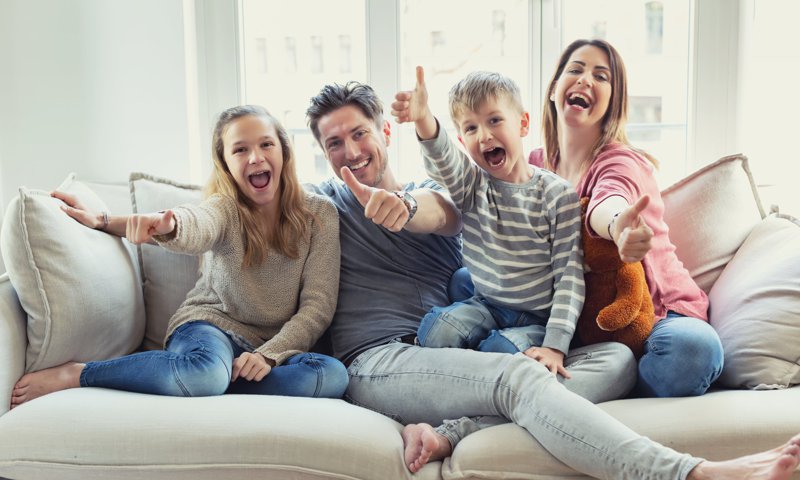 Los beneficios que ofrece Canadá si se va a vivir allá con sus hijos En Canadá se ofrecen varios beneficios que motivan a los migrantes para irse a vivir a ese país norteamericano, pues allí se puede tener un trabajo con mejor remuneración, estudio, estabilidad económica y obtener la residencia, lo cual sin duda genera una mejor calidad de vida.