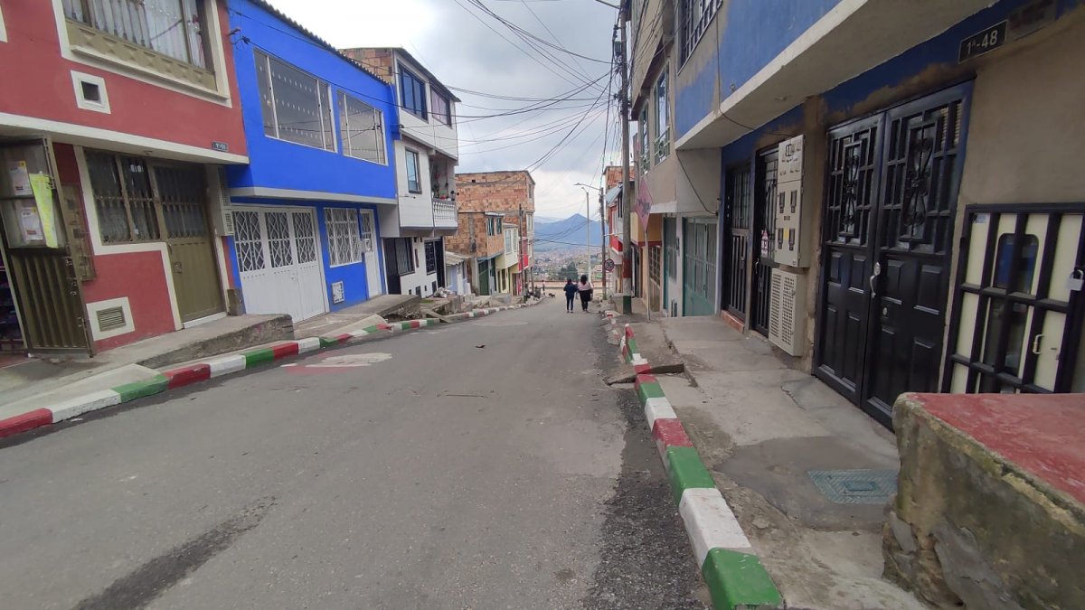 En medio de robo asesinan a Marcos en Usme 1 En medio de robo asesinan a Marcos en Usme Marcos Antonio Hoyos Galindo perdió la vida en medio de un hurto la noche de este viernes, cuando se dirigía hacia su vivienda e iba caminando solo por una calle del barrio Las Brisas, sector La Esperanza (en Usme).