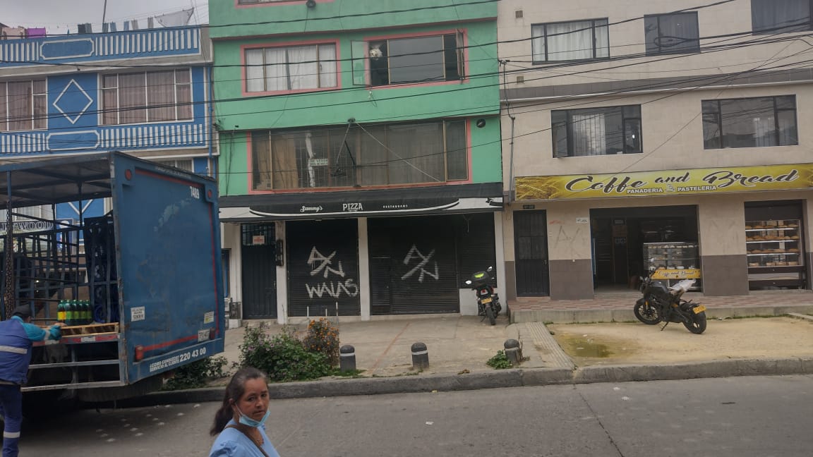 Asesinan a mujer afuera de pizzería en Usme 1 Asesinan a mujer afuera de pizzería en Usme Al cierre de esta edición no había sido ubicada la motocicleta en la que se escapó el sicario y su cómplice, como tampoco habían sido identificados los responsables de este asesinato que tiene consternados a los habitantes del barrio La Andrea (Usme), lugar en donde ocurrió el hecho.