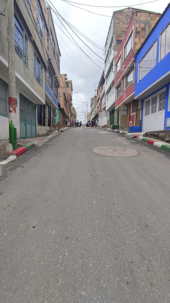 En medio de robo asesinan a Marcos en Usme 2 En medio de robo asesinan a Marcos en Usme Marcos Antonio Hoyos Galindo perdió la vida en medio de un hurto la noche de este viernes, cuando se dirigía hacia su vivienda e iba caminando solo por una calle del barrio Las Brisas, sector La Esperanza (en Usme).
