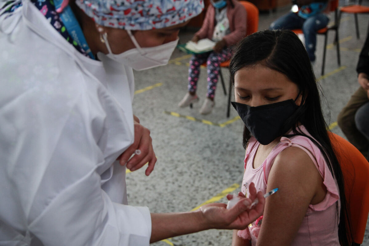 ¿Cuál es la importancia de la tercera dosis contra el COVID en menores? Tras la autorización del Ministerio de Salud, que daba vía libre para los menores entre 12 y 17 años pudieran aplicarse la tercera dosis de la vacuna contra el COVID-19, la entidad también hizo públicos los beneficios que obtendrían los menores tras la vacunación.