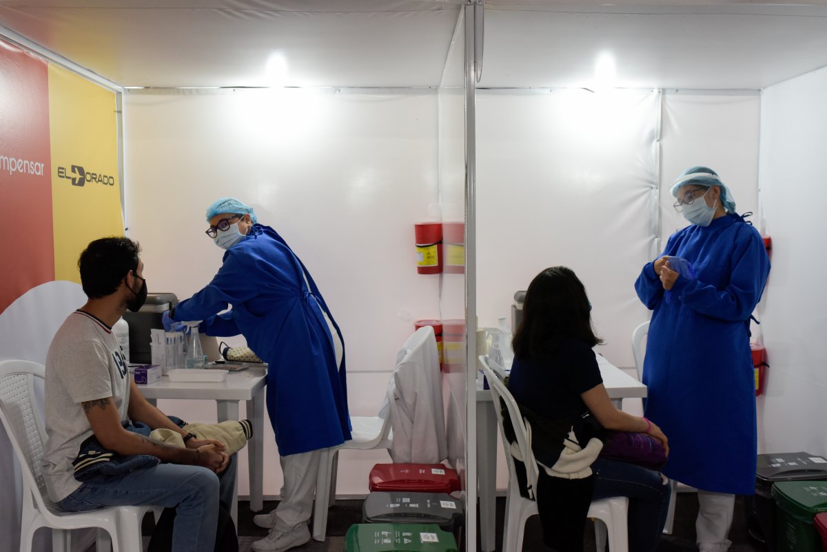 Cuarta dosis reduce riesgo de muerte en 95%  Luego de varios meses aplicando la cuarta dosis de vacuna contra el COVID, científicos de Israel presentaron un estudio comparativo de eficacia, el cual será importante para una reunión que realizará la Administración de Alimentos y Medicamentos de Estados Unidos para decidir si utilizar o no la llamada segunda dosis de refuerzo.