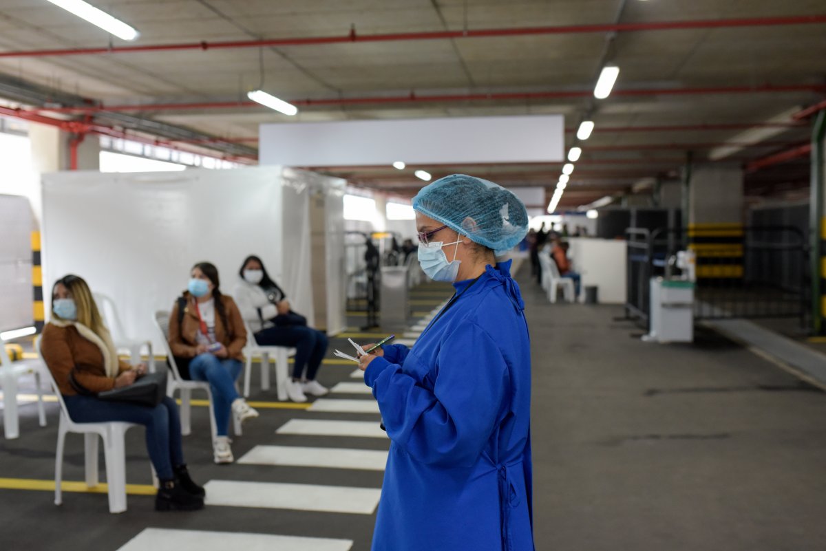 34 millones de colombianos tienen vacunación completa contra el COVID A pesar registrar un bajo ritmo de vacunación contra el COVID-19, con un promedio de 150.000 dosis aplicadas diariamente en las últimas semanas, este jueves el país llegó a 34 millones de vacunas aplicadas, que corresponden a esquemas completos de vacunación.