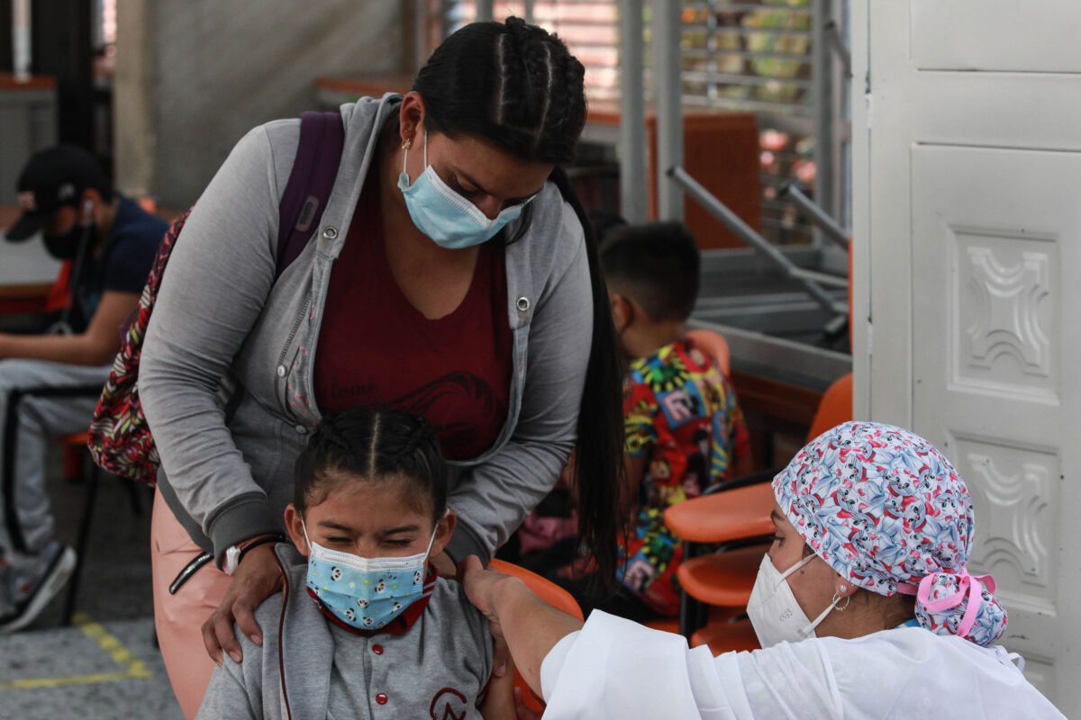 En Bogotá no hay dosis de Sinovac autorizada para los menores Según señalaron, la Administración Distrital solicitó desde el pasado 17 de junio al Ministerio de Salud y Protección Social la entrega de nuevas dosis de este biológico, que se aplica a niños y niñas entre 3 y 11 años, así como a otras edades que requieran la inmunización y en el caso de los refuerzos.