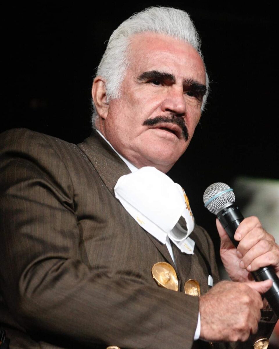 El lío que hay por la serie de Chente 1 El lío que hay por la serie de Chente Cuando un famoso representativo fallece lo más usual es que lleven su vida a la pantalla chica. Eso fue lo que ocurrió con Vicente Fernández, quien murió el pasado 12 de diciembre y aceleró el tema de la historia de su vida en la TV.