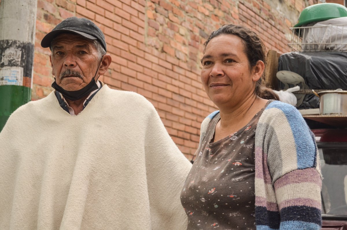 EN VIDEO: Pareja lleva 5 meses viviendo en su carro, junto a sus 6 perros 1 EN VIDEO: Pareja lleva 5 meses viviendo en su carro, junto a sus 6 perros Llega el amanecer y don José Gregorio, muy enruanado y con el barullo de sus seis perros rumiando, sale de su Renault 4 dispuesto a iniciar un nuevo día, a sus 76 años. María Antonia, su esposa, también abre sus ojos: está sentada, tiene 51 años, y para aliviar el cansancio de la espalda, se baja del ‘pichirilo’ rojo con su marido a mirar qué hay de comer.