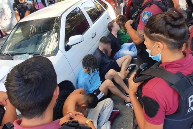 Capturan a cuatro hombres por violación masiva en un carro El aberrante caso de violación masiva ocurrió en Buenos Aires, en el sector de Palermo, Argentina, en donde vecinos de la zona notaron la actitud sospechosa de dos hombres que estaban a fuera de un carro Volkswagen Gol color blanco, y llamaron a la Policía.