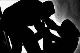 Hombres empalaron a una mujer luego de confundirla con una ladrona Tres hombres fueron capturados, luego ser señalados de empalar a una mujer, luego que la confundiera con una asaltante.