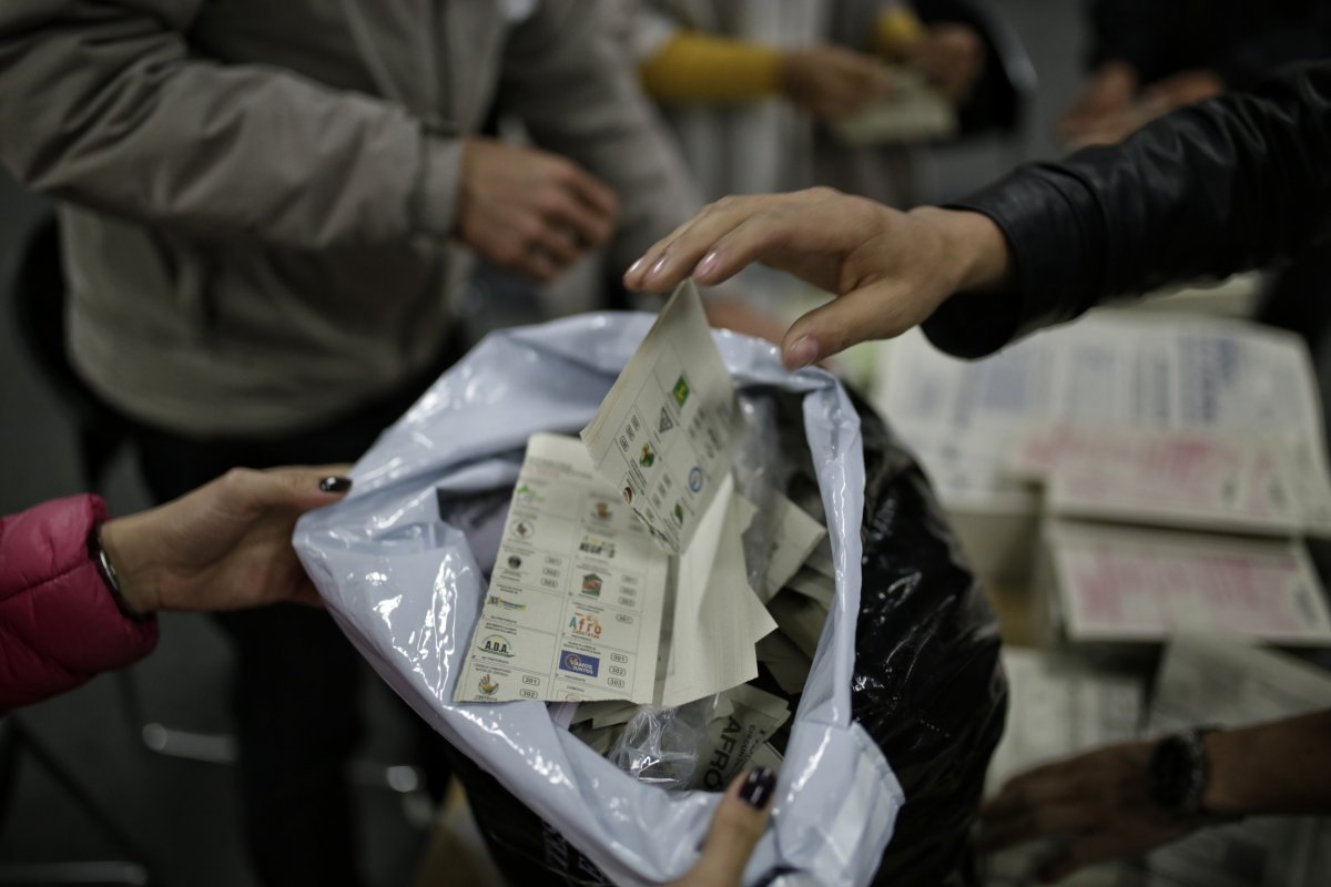 Cerradas las urnas 1 Cerradas las urnas Después de ocho horas de una jornada de votación tranquila y en normalidad, sobre las 4:00 de la tarde cerraron las 102.152 meses instaladas en los 12.513 puestos de votación, donde estaban habilitados más de 39 millones de colombianos para ejercer su derecho al voto.