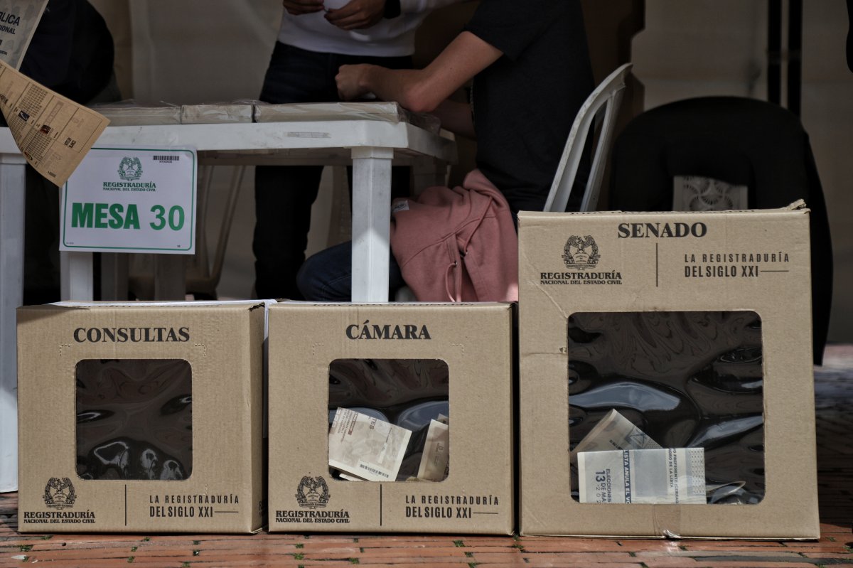 Votos del 13 de marzo están en segura custodia, según la Registraduría Reunidos en la Comisión Nacional de Garantías Electorales, el Gobierno Nacional, representantes de partidos y movimientos políticos y autoridades electorales plantean a esta hora posibles soluciones a las fallas en el preconteo y escrutinio de votos para las elecciones de Congreso de la República y consultas interpartidistas.