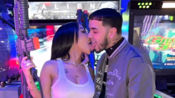EN VIDEO: El baile que Yailin le hizo a Anuel Como se ha vuelto costumbre, la cantante Yailin volvió a ser tendencia en su redes sociales, ya que la joven recientemente subió un video donde sale realizándole un picante baile a su actual pareja, el también cantante de música urbana Anuel AA, expareja de Karol G, mientras se encuentra recostado en el vip de una discoteca.