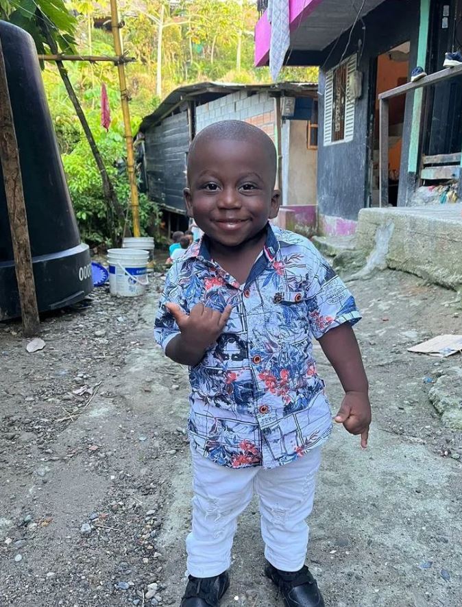 La razón por la que hospitalizaron a Yanfry 1 La razón por la que hospitalizaron a Yanfry Yanfry, el niño chocoano de 4 años de edad que se hizo viral por su forma de caminar “como hombre”, está hospitalizado, según han publicado en su cuenta oficial de Instagram.