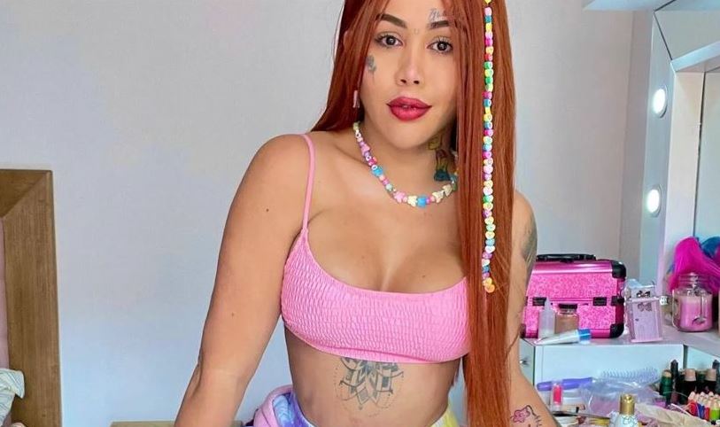 Le dicen 'mentirosa' a Yina Calderón por asegurar que no se operó los labios La influencer Yina Calderón, por medio de una dinámica de preguntas y respuestas en su cuenta de Instagram, le contó a sus seguidores, que no tenía los labios operados, que estos si eran naturales; sin embargo, muchos le dijeron mentirosa, pues la DJ ya se había realizado procedimientos antes en esta zona de su rostro.