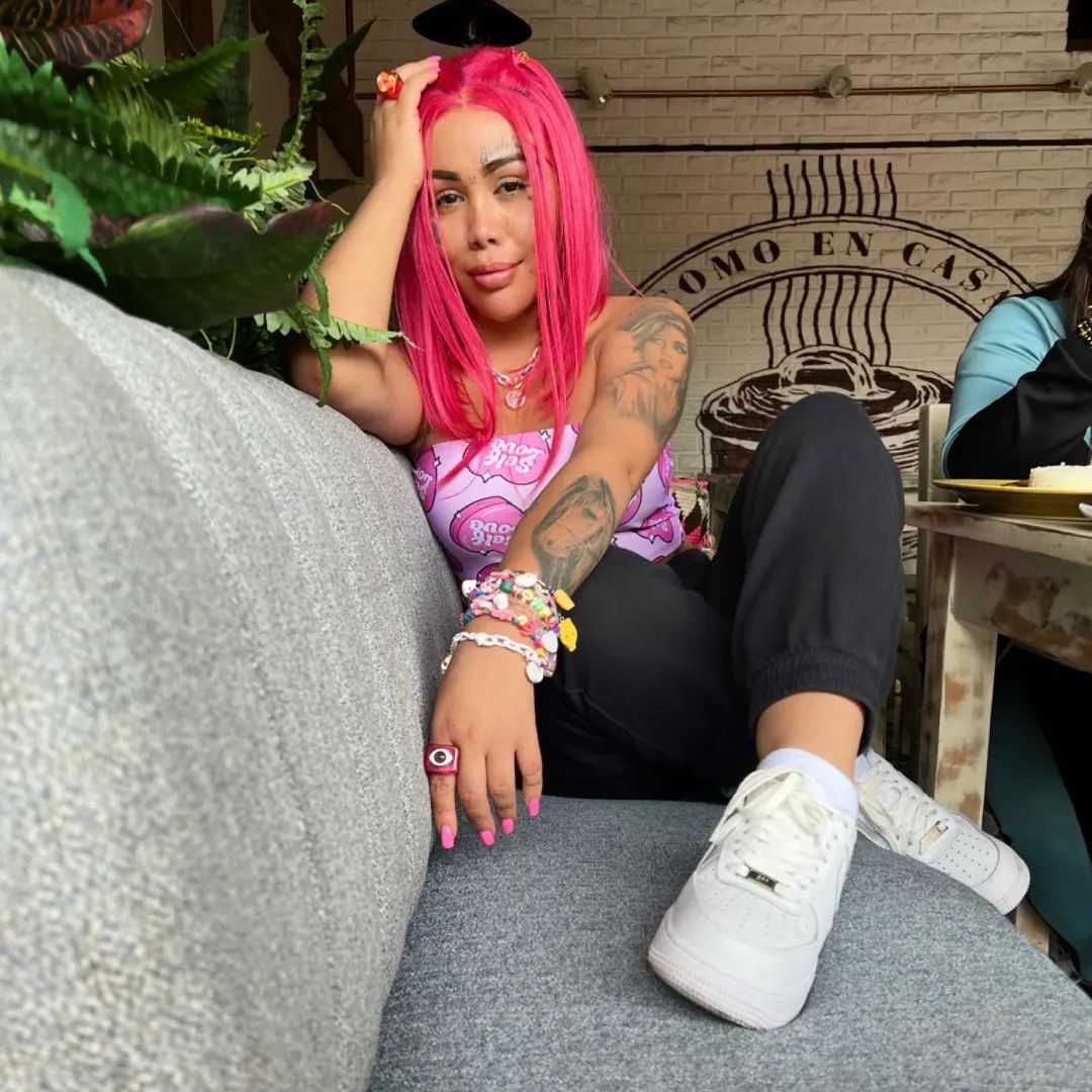 Le dicen 'mentirosa' a Yina Calderón por asegurar que no se operó los labios La influencer Yina Calderón, por medio de una dinámica de preguntas y respuestas en su cuenta de Instagram, le contó a sus seguidores, que no tenía los labios operados, que estos si eran naturales; sin embargo, muchos le dijeron mentirosa, pues la DJ ya se había realizado procedimientos antes en esta zona de su rostro.
