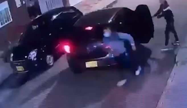 Cae banda que delinquía en Kennedy, Engativá y Teusaquillo 1 Cae banda que delinquía en Kennedy, Engativá y Teusaquillo En las últimas horas, la Fiscalía General de la Nación tumbó una red delincuencial dedicada al hurto de camionetas de alta gama. La banda, denominada 'Los Salamanca', estaba compuesta por cuatro pilluelos que se la tenían montada a los vecinos de las localidades de Kennedy, Engativá y Teusaquillo. Tras una ardua investigación de parte de la Unidad Nacional de Intervención Policial y de Antiterrorismo de la Policía Nacional (UNIPOL), dieron con los maleantes, quienes además estuvieron involucrados en un intento de robo a una camioneta, con balacera y todo, en la que iba una líder social.