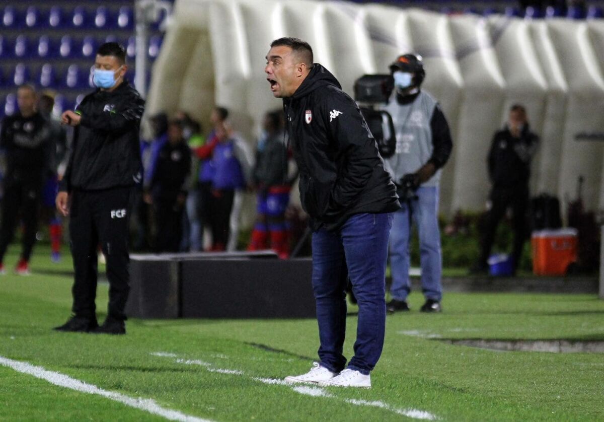 Santa Fe se queda sin DT: Martín Cardetti no va más en el 'León' 1 Santa Fe se queda sin DT: Martín Cardetti no va más en el 'León' El ciclo de Martín Cardetti como técnico de Independiente Santa Fe llegó a su fin. Este lunes el cuadro capitalino anunció su salida, debido a su mal rendimiento en la Liga colombiana.