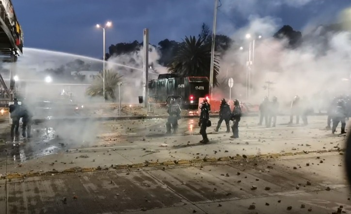 Así es la gringa que agarraron en los desmanes 2 Así es la gringa que agarraron en los desmanes María Elizabeth Giulanalli es la gringa de 20 años que quedó enredada en un lío con la Policía Metropolitana de Bogotá por participar en los desmanes que se desarrollaron el pasado jueves 28 de abril, con motivo del aniversario del Paro Nacional del 2021.