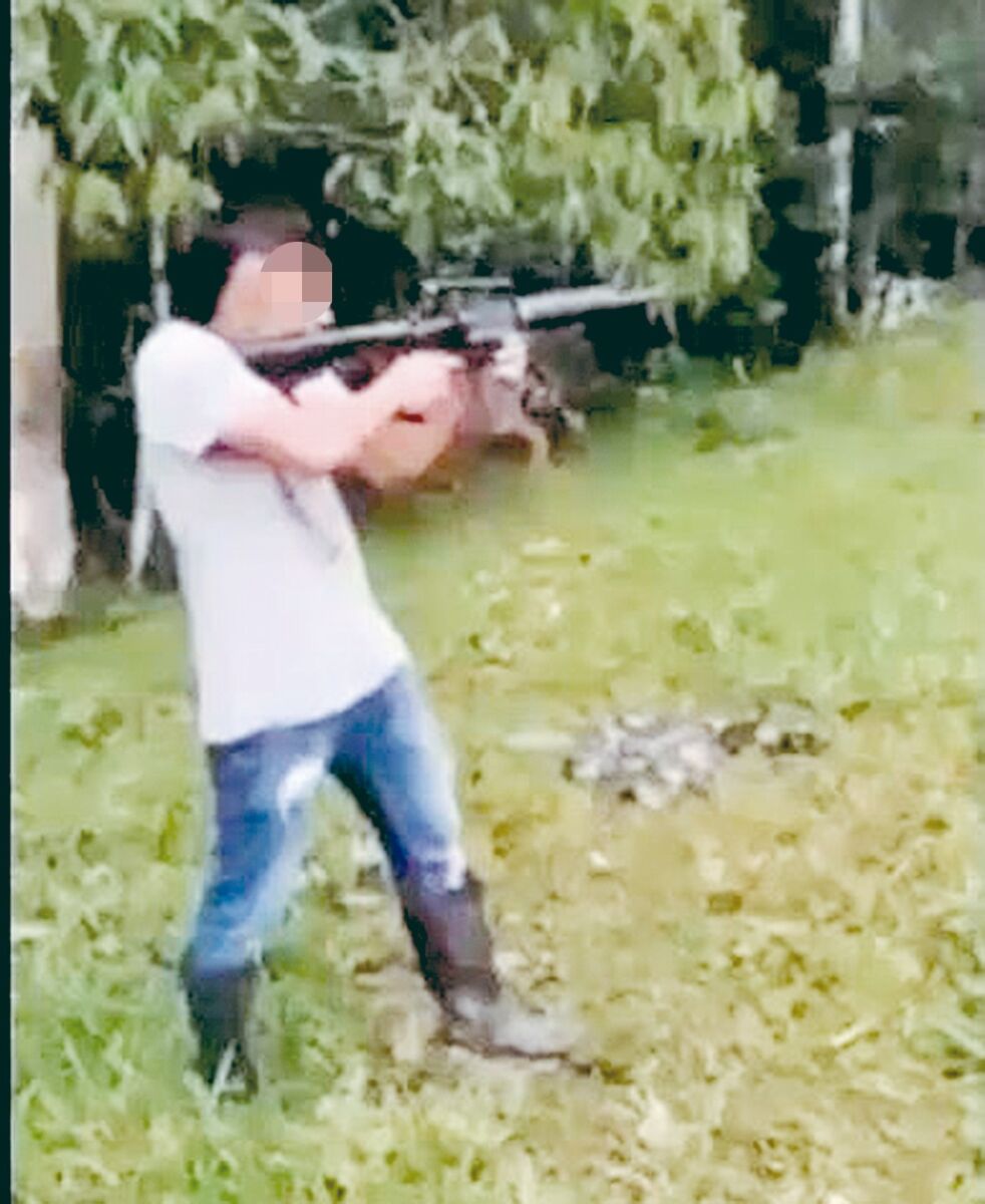 Cayó presunto cabecilla de disidencias de las Farc 2 Cayó presunto cabecilla de disidencias de las Farc La Fiscalía, junto con la Dirección Especializada contra las Organizaciones Criminales y unidades especializadas del CTI, y con apoyo del Ejército Nacional, capturaron ayer a César Alejandro Díaz Montenegro, alias ‘Piter’ o ‘Aldair’, uno de los presuntos cabecillas de las estructuras del grupo disidente de las Farc ‘Segunda Marquetalia’, que está acentuado en Huila y Caquetá. Un fiscal le imputó a alias ‘Piter’ o ‘Aldair’ el cargo de concierto para delinquir agravado.