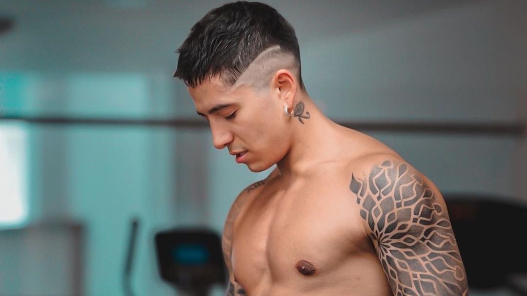 Ya sabemos por qué Lina sigue entusada por Andy Con un comprometedor video del cantante y figura de la farándula, Andy Rivera, en medio de una historia de Instagram, por poco se le cae la toalla y deja ver su más grande atributo.