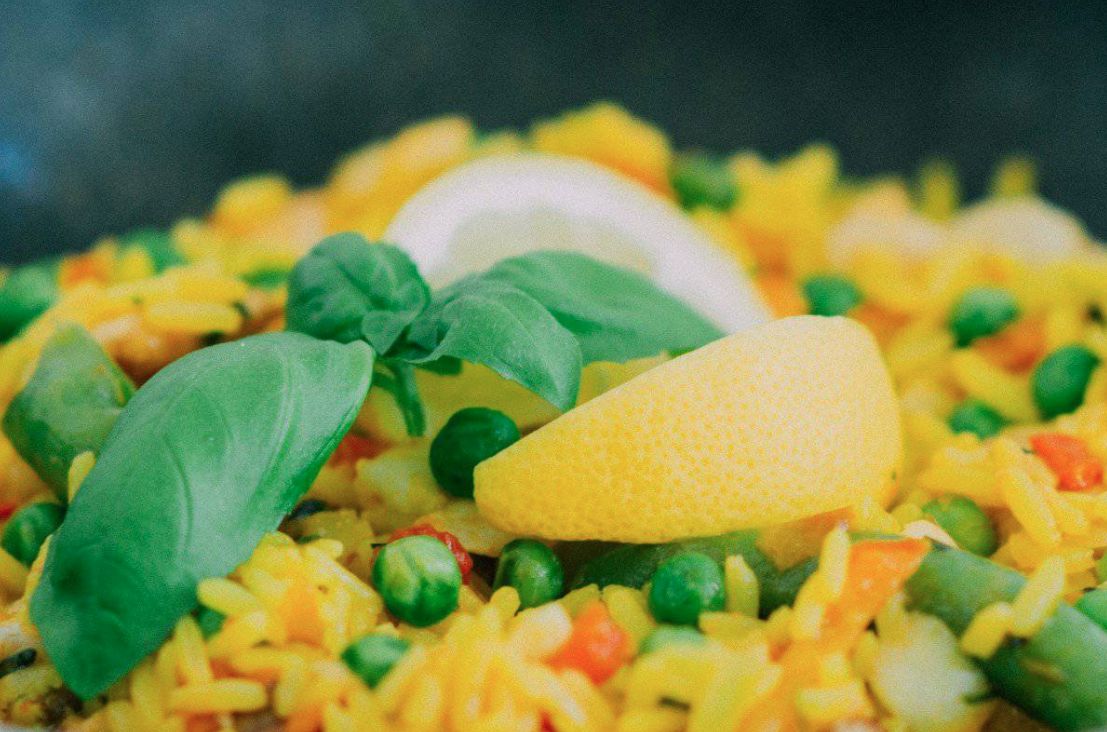 Arroz a la jardinera, un ‘jardín de sabores’ ¿Ha probado el arroz a la jardinera? Es muy fácil de preparar y apto para dietas veganas. ¡Solo lleva verduras, pero queda delicioso! Si disfruta de las recetas de arroces, este es perfecto para comer solo o con guarnición de carnes o pescados.